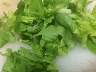 11、小米海鲜营养粥,芹菜切碎