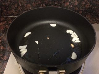 12、小米海鲜营养粥,锅下油，放蒜片爆香。