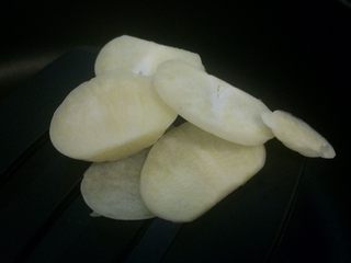 10、小米海鲜营养粥,蒜头切片