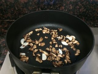 13、小米海鲜营养粥,再放入香菇煎至香味四出。