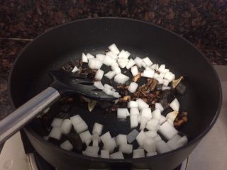 14、小米海鲜营养粥,倒入萝卜丁，略炒一下。