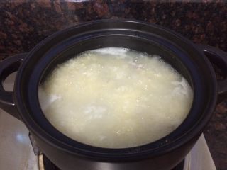 15、小米海鲜营养粥,粥开始粘稠了