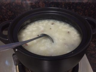 16、小米海鲜营养粥,所有主菜料都下锅里煲，要时不时用勺子拌一下，防止粘锅。