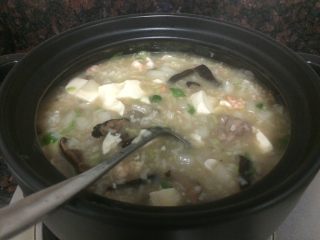 19、小米海鲜营养粥,一锅粥煲好了，熄火。