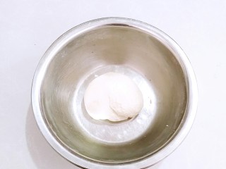 4、早餐油条,收圆面团，盖上保鲜放进冰箱冷藏过夜。