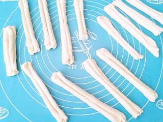 9、早餐油条,在轻轻的坤坤，拉开有些长度，不能过度的拉长。