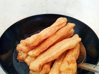 12、早餐油条,炸至金黄色捞出。