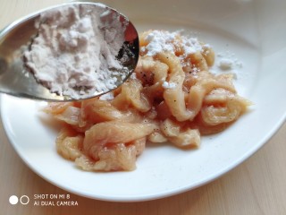 6、蚝油鸡丝双菇,再往鸡丝里加入半勺淀粉，用手抓匀稍腌片刻。这样鸡胸炒好后嫩滑不柴。