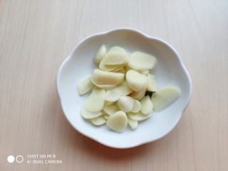 7、蚝油鸡丝双菇,大蒜去皮切成蒜片，葱姜切碎。