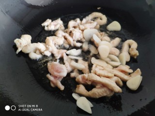 11、蚝油鸡丝双菇,加入切好蒜片。