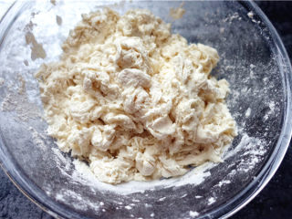 2、春饼,面粉加水搅拌成棉絮状。