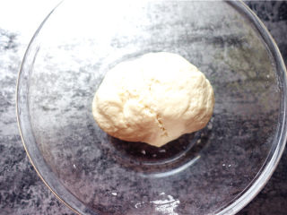 3、春饼,和成光滑的面团,盖保鲜膜醒20分钟左右。