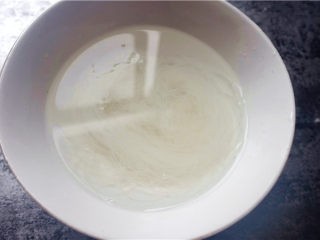 4、春饼,醒发面团的时候,准备蔬菜。粉丝用开水泡软,备用。