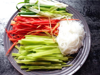 5、春饼,将胡萝卜,莴苣,大葱洗净切成细丝。