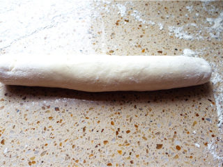 6、春饼,将醒发好的面团搓成长条。