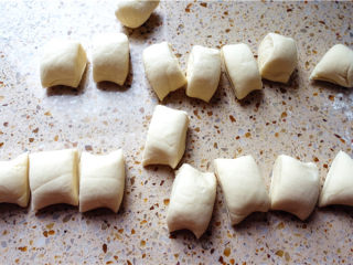 7、春饼,分成大小均匀的剂子,我是分成了16个剂子。