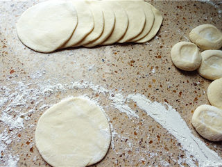 8、春饼,像擀饺子皮一样,擀成薄片,不用擀太薄了,尽量擀的大小一致。