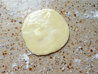 9、春饼,取一片饼皮,两面均匀涂上油。