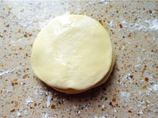 10、春饼,把擀好的面片叠罗汉一样叠在一起,每层涂食用油,要全部涂均匀,我叠了八片。