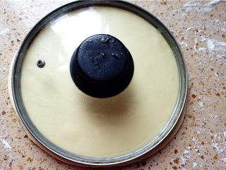 12、春饼,用洗干净的锅盖,放在面皮上,使劲一压。