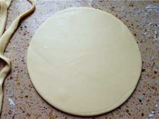 13、春饼,裁去不规则的边缘。