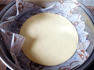 14、春饼,蒸格里垫好屉布,冷水上锅,水开蒸10分钟左右就可以.(我没屉布,用的油纸)