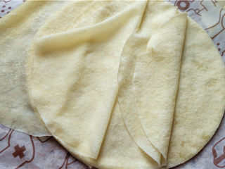 15、春饼,取出后一层层揭开就可以了,最上一层和最底下有可能会有蒸汽水,不好揭开,就直接两张一起揭开,其它正常一张一张揭开就好了。