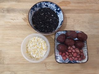 1、红枣黑米粥,准备所需食材