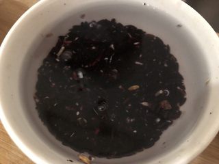 2、红枣黑米粥,黑米清洗一下