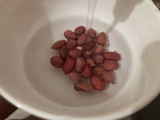 4、红枣黑米粥,花生清洗一下