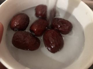 5、红枣黑米粥,红枣清洗一下