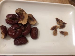 6、红枣黑米粥,去核（红枣核是燥的，去掉比较好）