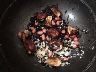 7、红枣黑米粥,把所有洗过的食材放入锅里