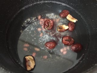 8、红枣黑米粥,加入适量的水