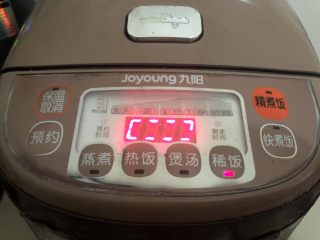 9、红枣黑米粥,盖盖煮上四十分钟左右