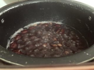 10、红枣黑米粥,三十分钟时候的样子，其实煮粥最好的就是煮开一会后，开盖让它滚上一会，这样煮出来的粥比较有粥胶粘稠感。（个人喜欢????）