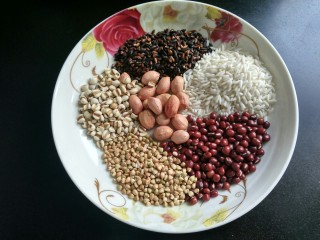 6、养气补血八宝粥,薏米一勺，荞麦一勺，荞麦有安神的作用。