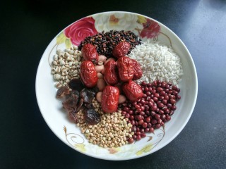 8、养气补血八宝粥,红枣八颗。