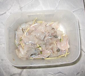 2、生滚鱼片粥,鱼片加入适量的姜丝、料酒、盐和白胡椒粉拌匀，放冰箱腌制一晚上