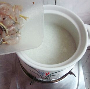 3、生滚鱼片粥,煮好的粥大火烧开，将腌制好的鱼片放入锅中打散