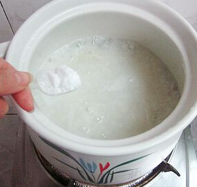 4、生滚鱼片粥,放入适量的盐调味，约1分钟后，鱼片变白，立即关火