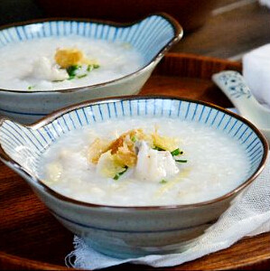 5、生滚鱼片粥,将姜丝和葱花撒在粥上面，再将油条掰小块放在粥面上，吃时再稍微搅拌一下，让葱花、姜丝充分与粥融合即可