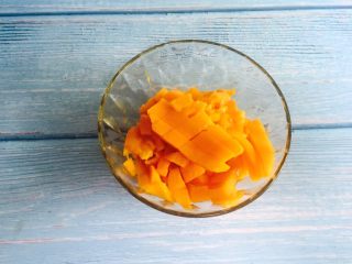 3、芒果奶昔+夏天的味道,用刀轻轻把芒果肉剔下来