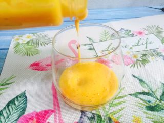 9、芒果奶昔+夏天的味道,倒入果汁杯
