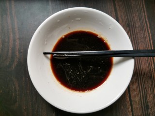 3、红糖开花馒头（只加酵母粉版）,用筷子把红糖搅拌化开（如果水比较烫的话，就需要冷一下，不然待会和面会把酵母烫死）。