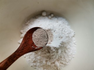 5、红糖开花馒头（只加酵母粉版）,加入酵母粉。