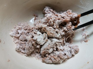 7、红糖开花馒头（只加酵母粉版）,搅拌成絮状。