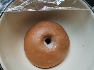 9、红糖开花馒头（只加酵母粉版）,醒发至用手指沾一点干面粉撮一洞，不会回缩就发酵到位了。