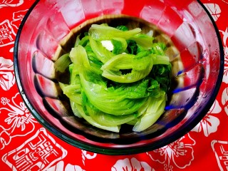 13、塑身解压食单之三文鱼,煎鱼的同时，取一锅烧开水，加油盐，将春菜焯水。浇上橄榄油蒜蓉，拌匀。