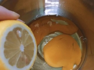 2、甜甜圈蒸糕,2.切开柠檬,挤些柠檬汁入鸡蛋里去腥,然后搅拌均匀。